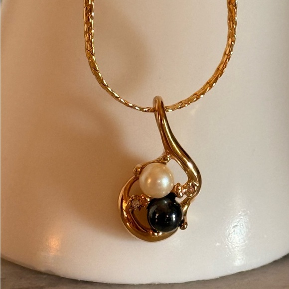 Vintage Mid Century Mod Gray & White Faux Pearls Goldtone Pendant Necklace - Picture 7 of 15